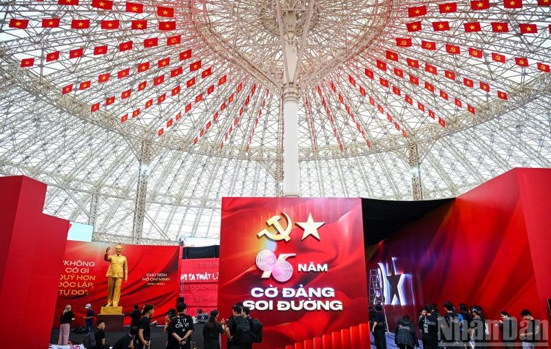 Triển lãm “95 năm Cờ Đảng soi đường”. (Ảnh: THÀNH ĐẠT)