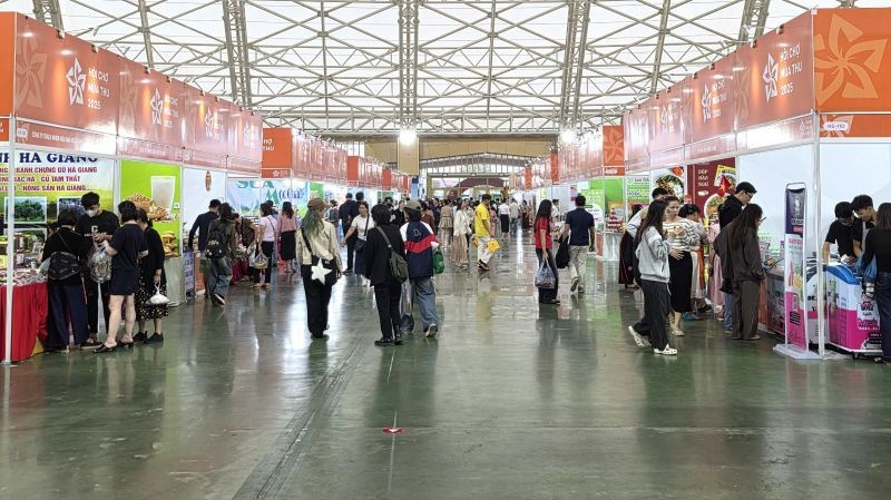 Hội chợ Mùa Thu lần thứ I-2025 đã trở thành điểm hẹn giao thương quy mô lớn, nơi doanh nghiệp trong và ngoài nước. (Ảnh: KIM DUNG)