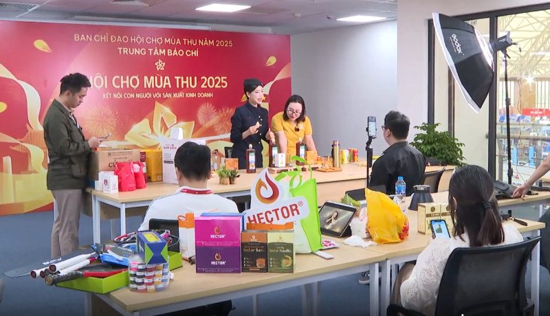 Phiên livestream tại Hội chợ Mùa Thu lần thứ I – 2025. 