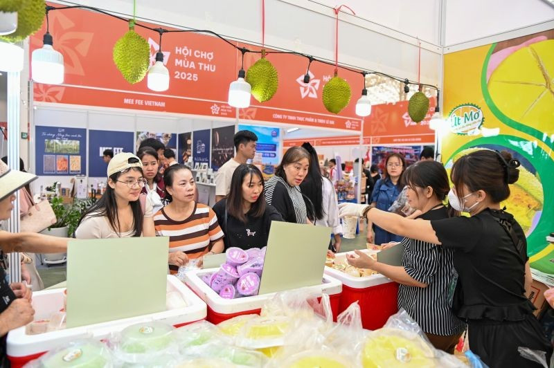 Hội chợ thu hút lượng lớn đối tác thương mại, khách tham quan trong và ngoài nước đến giao thương, mua sắm. (Ảnh: BCT)