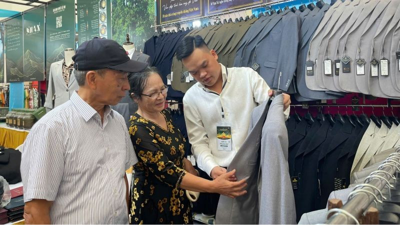 Doanh nghiệp, hợp tác xã làng nghề xúc tiến thương mại hiệu quả tại Hội chợ Mùa Thu.
