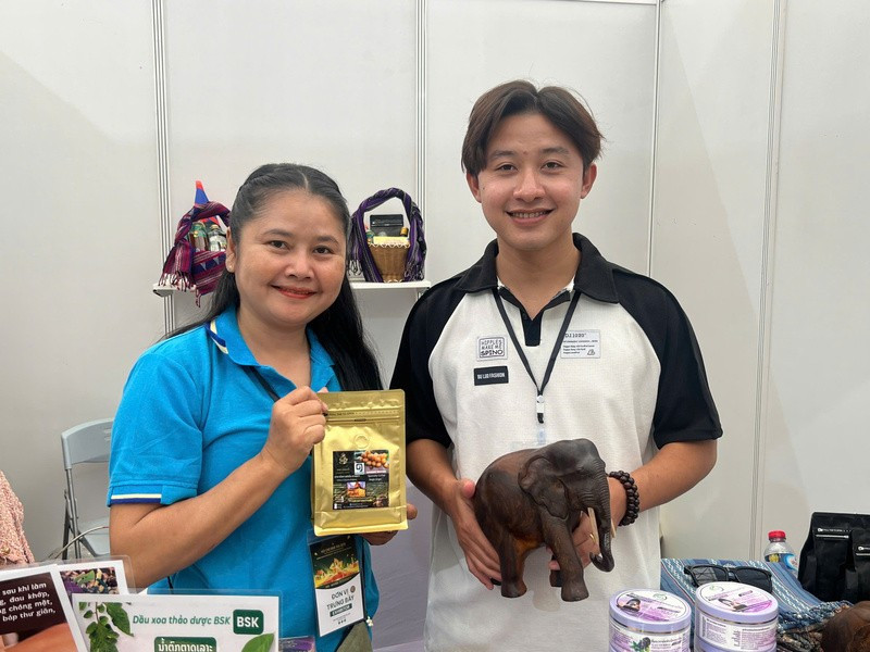 Hai thương nhân đến từ doanh nghiệp Phetdavanh - Lào. (Ảnh: THANH THẢO)