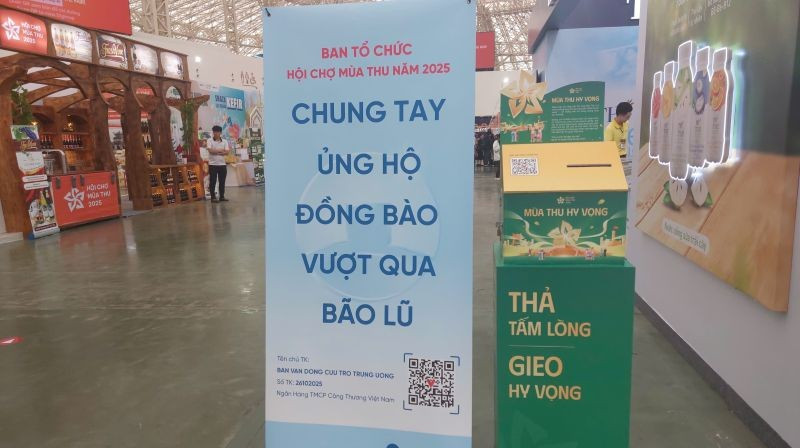 Số tiền ủng hộ đồng bào lũ lụt từ Hội chợ Mùa Thu Lần thứ I năm 2025 vượt 211 triệu đồng. (Ảnh: PV)
