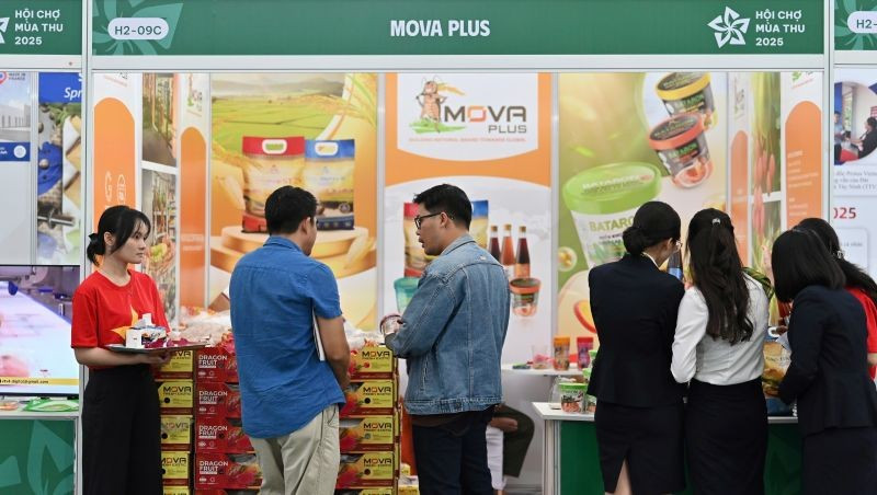 Các gian hàng quốc tế tại Hội chợ Mùa Thu lần thứ I -2025 thu hút khách thăm quan.