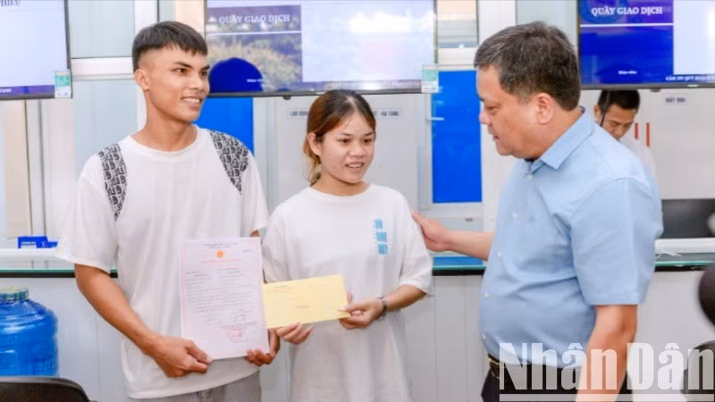 Chủ tịch Ủy ban nhân dân tỉnh Quảng Trị Trần Phong trao Giấy đăng ký kết hôn và quà cho đôi vợ chồng trẻ người Vân Kiều.