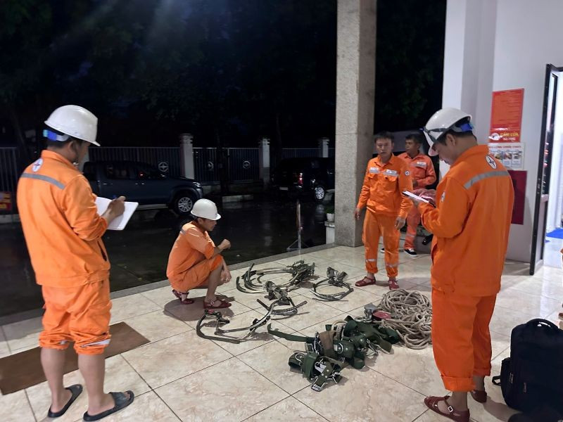 Đội xung kích Công ty Điện lực Ninh Bình chuẩn bị lên đường hỗ trợ khắc phục thiệt hại sau bão số 5 tại Nghệ An. (Ảnh: EVNNPC)