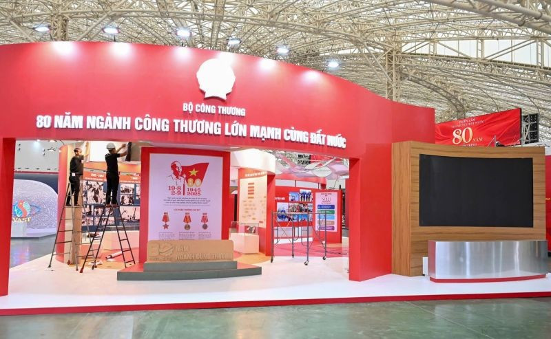 Sắp hoàn thiện triển lãm thành tựu ngành công thương nhân dịp Quốc khánh 2/9. (Ảnh: BCT)