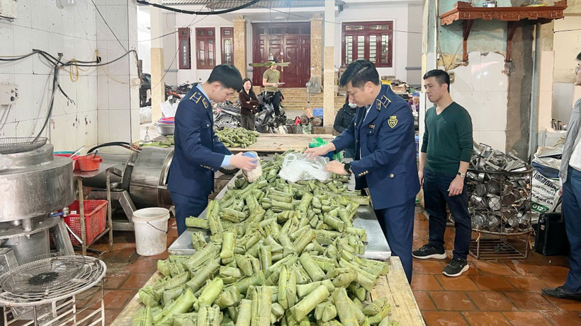 Khởi tố chủ cơ sở sản xuất giò chả sử dụng hàn the, thu giữ hơn 1,2 tấn thực phẩm vi phạm.