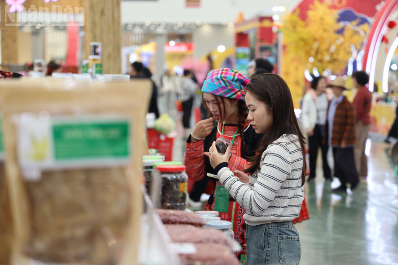 Mùng 4 Tết Bính Ngọ 2026: Kênh bán lẻ mở cửa đồng loạt, cung dồi dào, giá ổn định.