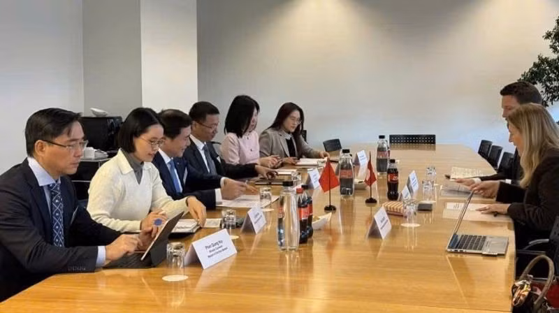 Cuộc họp song phương với bà Helene Budliger Artieda, Quốc vụ khanh, Lãnh đạo Tổng cục Kinh tế Liên bang Thụy Sĩ (SECO).