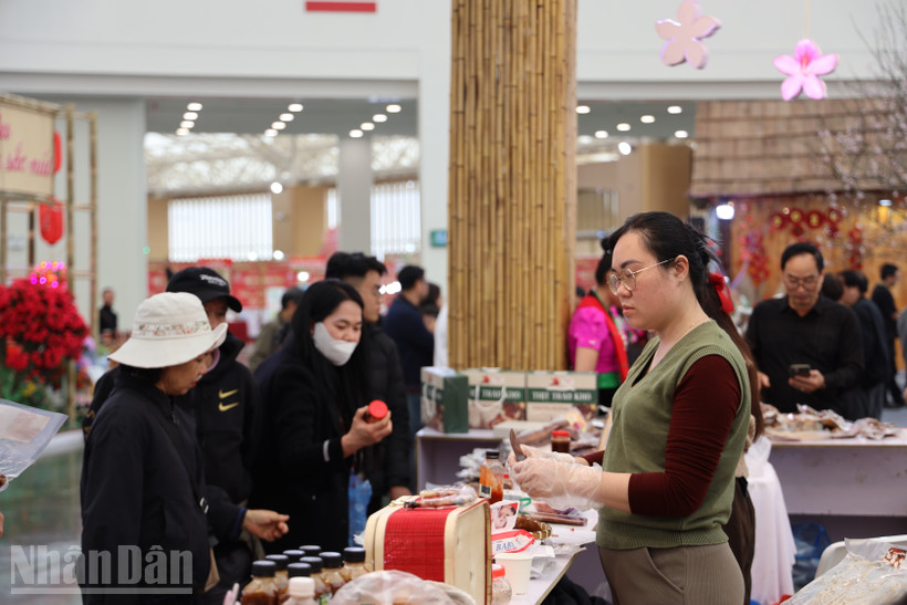 Thị trường Mùng 5 Tết, không để phát sinh “điểm nóng” giá cả. (Ảnh: KIM DUNG)