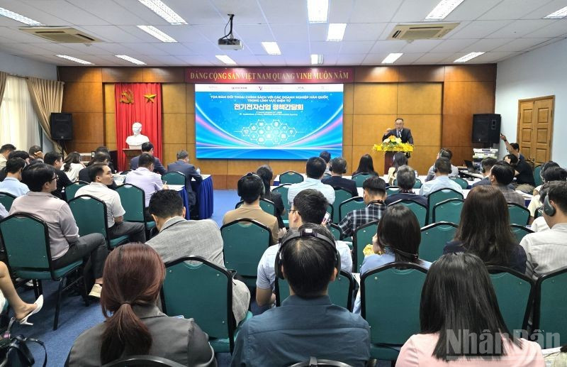 Tọa đàm “Đối thoại chính sách với các doanh nghiệp Hàn Quốc trong lĩnh vực điện tử”.