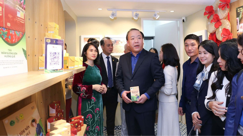 Khai mạc không gian trưng bày, livestream "Sức sống hàng Việt".