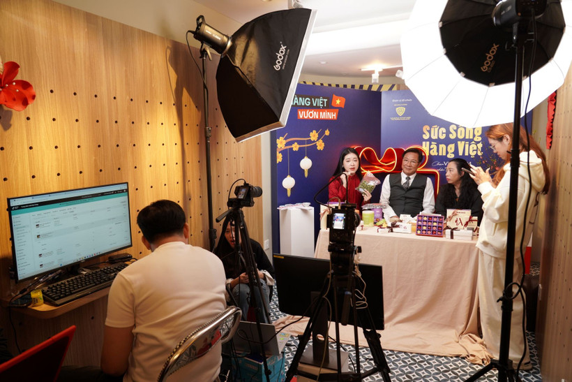 Buổi livestream được tổ chức trực tiếp ngay tại Không gian trưng bày "Sức sống hàng Việt" tại 62 Tràng Tiền, Hà Nội.