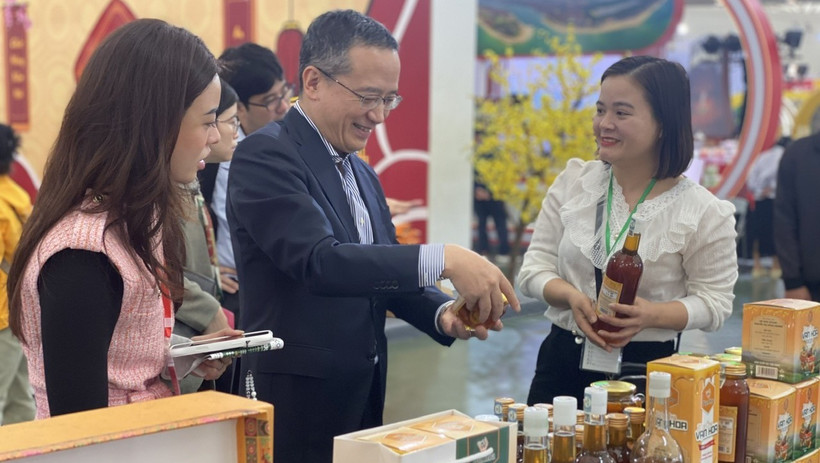 Đại diện Jetro Hà Nội chăm chú quan sát sản phẩm nông sản chất lượng cao.