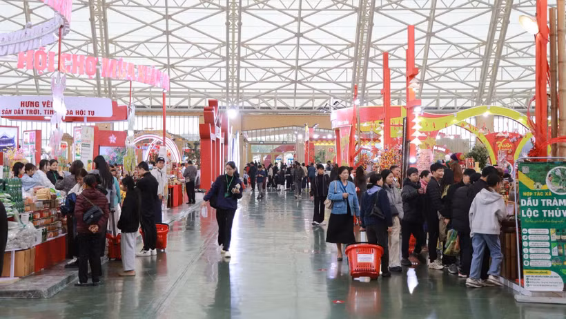Chủ nhật sôi động tại Hội chợ Mùa Xuân: Người dân nô nức sắm Tết.