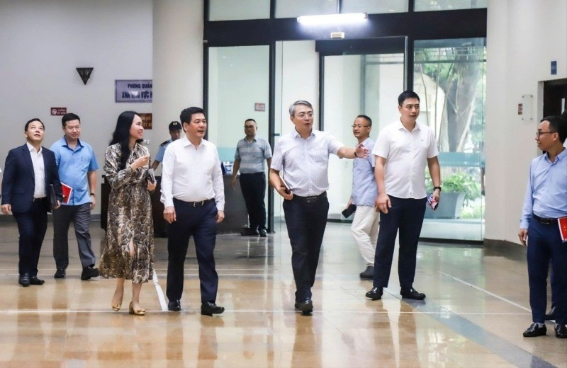 Bộ trưởng Nguyễn Hồng Diên và đoàn công tác đã đi kiểm tra Trung tâm Dữ liệu Bộ Công thương.