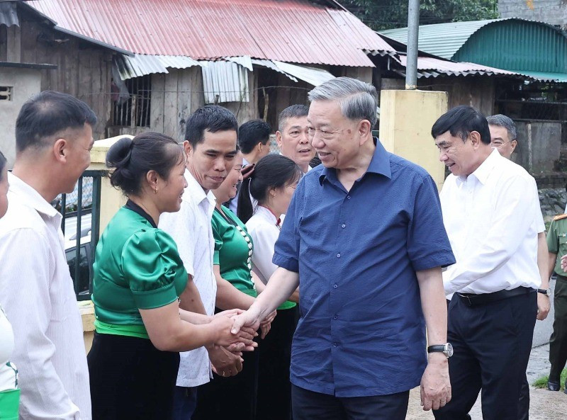 Tổng Bí Thư Tô Lâm với người dân và cán bộ bản Tân Lập, xã Si Pa Phìn, tỉnh Điện Biên. (Ảnh: Thống Nhất - TTXVN)