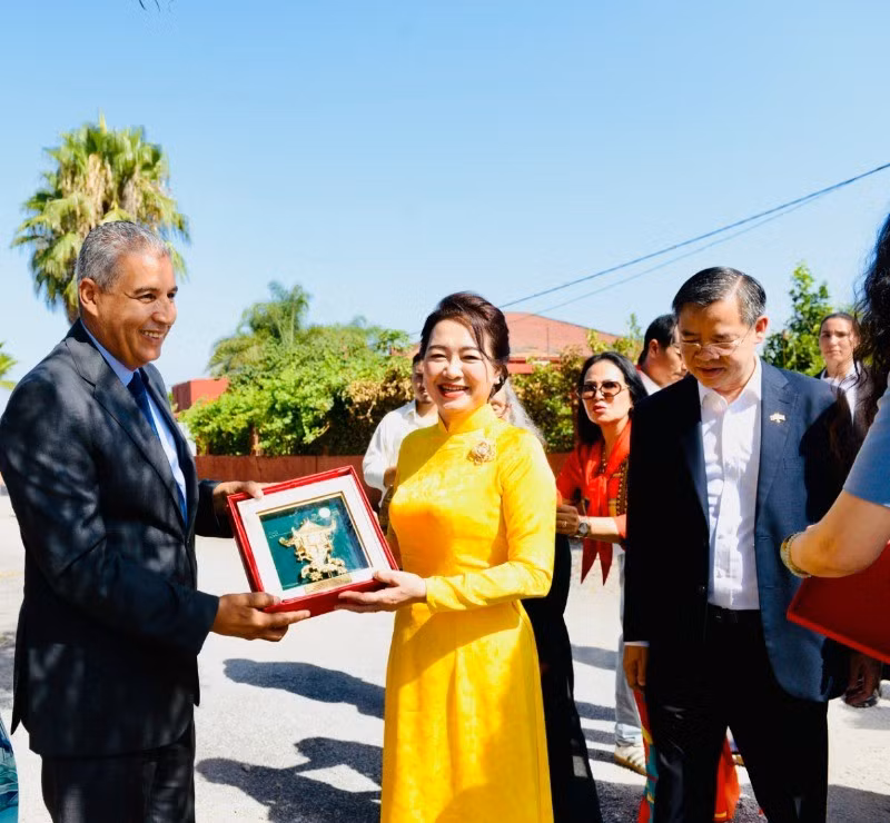 Phu nhân Nguyễn Thị Thanh Nga tặng quà lãnh đạo địa phương.