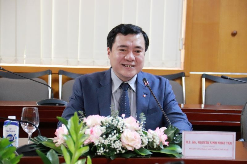 Thứ trưởng Bộ Công thương Nguyễn Sinh Nhật Tân cho biết Bộ Công thương đang phối hợp liên ngành chặt chẽ để bình ổn giá.