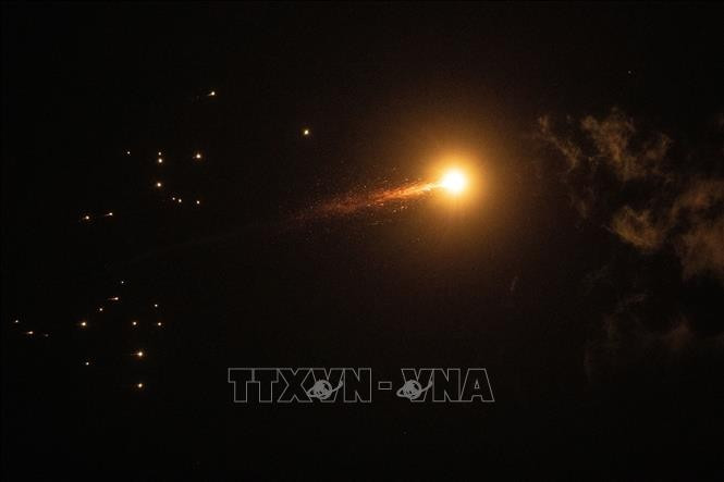 Hệ thống phòng không của Israel đánh chặn tên lửa trên bầu trời Tel Aviv, ngày 1/3/2026. (Ảnh: THX/TTXVN)