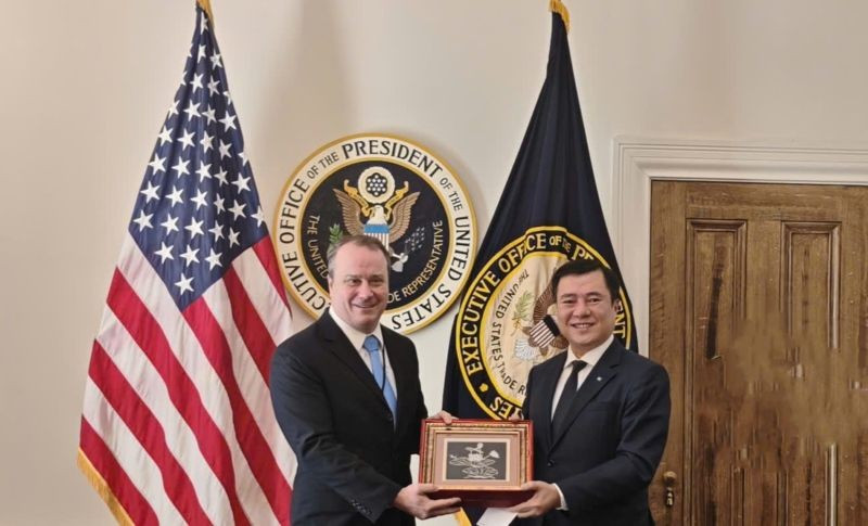 Thứ trưởng, Phó trưởng Đoàn đàm phán Chính phủ Nguyễn Sinh Nhật Tân làm việc với Phó Đại diện Thương mại Hoa Kỳ Rick Switzer. 