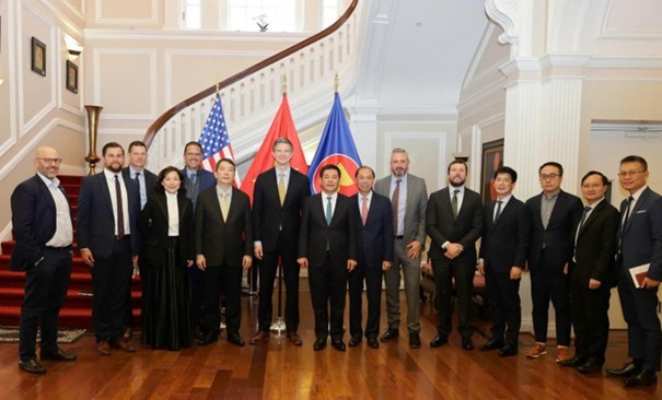 Bộ trưởng Công thương Nguyễn Hồng Diên và lãnh đạo các doanh nghiệp thuộc FDRA. (Ảnh: NGUYÊN MINH)