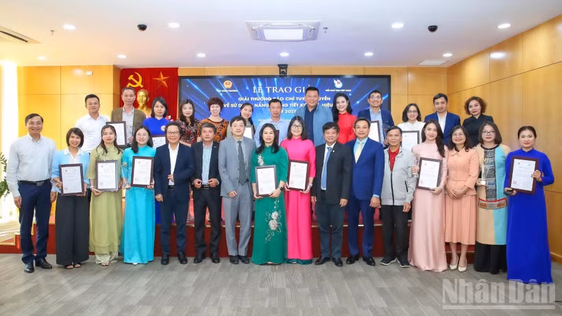 Trao Giải thưởng báo chí tuyên truyền về sử dụng năng lượng tiết kiệm và hiệu quả.