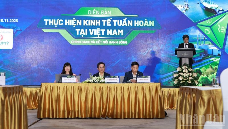 Thúc đẩy quá trình chuyển đổi sang mô hình kinh tế tuần hoàn Diễn đàn “Thực hiện kinh tế tuần hoàn tại Việt Nam: Chính sách và kết nối hành động”. (Ảnh: KIM DUNG)