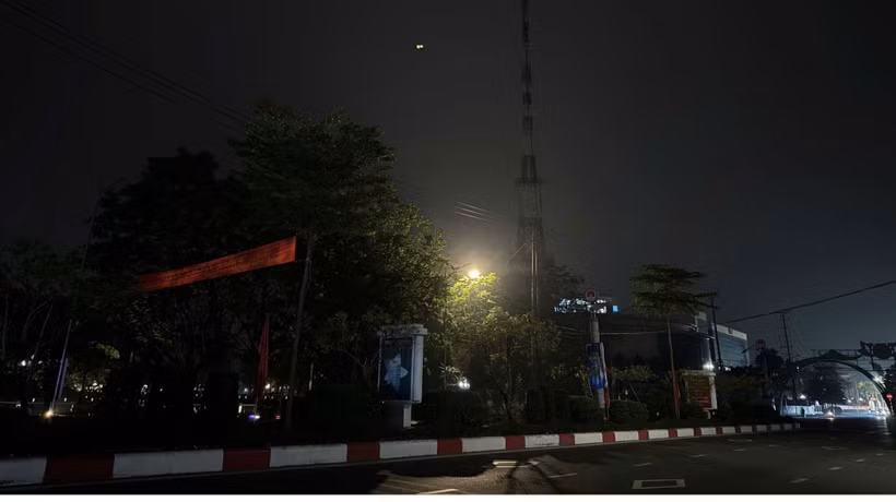 Chỉ sau 1 giờ tắt đèn hưởng ứng chiến dịch, cả nước đã tiết kiệm được khoảng 463.000kWh điện, tương đương hơn 1 tỷ đồng.