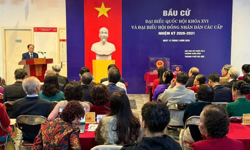 Cử tri phường Xuân Đỉnh phấn khởi đi bầu cử.