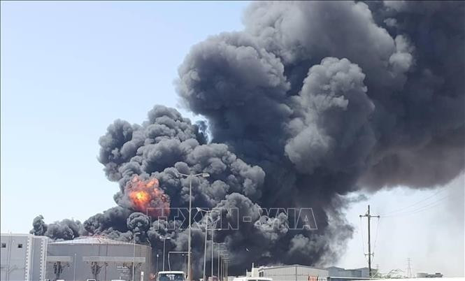 Khói bốc lên sau vụ tấn công bằng thiết bị bay không người lái của Lực lượng Hỗ trợ nhanh bán quân sự (RSF) nhằm vào kho nhiên liệu ở thành phố Port Sudan. (Ảnh tư liệu: THX/TTXVN)