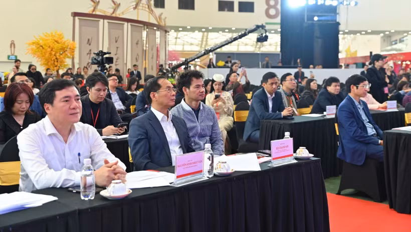 Phó Thủ tướng Bùi Thanh Sơn dự tổng duyệt Lễ bế mạc Hội chợ Mùa Xuân 2026.