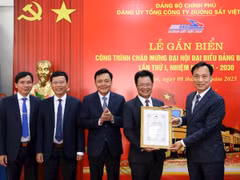 Trao quyết định của Ban Thường vụ Đảng ủy Chính phủ công nhận công trình chào mừng Đại hội đại biểu Đảng bộ Chính phủ lần thứ I cho đại diện Đảng ủy Tổng công ty Đường sắt Việt Nam.