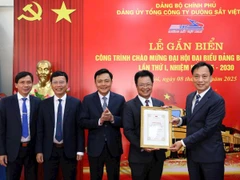 Trao quyết định của Ban Thường vụ Đảng ủy Chính phủ công nhận công trình chào mừng Đại hội đại biểu Đảng bộ Chính phủ lần thứ I cho đại diện Đảng ủy Tổng công ty Đường sắt Việt Nam.