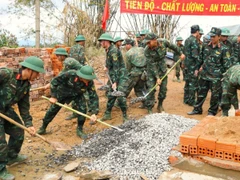 Lực lượng bộ đội thuộc Bộ Tư lệnh Quân khu 5 tham gia Chiến dịch Quang Trung, dựng lại nhà cho người dân bị thiệt hại do mưa lũ trên địa bàn tỉnh Đắk Lắk. (Ảnh Văn Viễn)