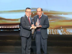 Đồng chí Lê Quốc Minh, Ủy viên Trung ương Đảng, Tổng Biên tập Báo Nhân Dân, Phó Trưởng ban Tuyên giáo và Dân vận Trung ương, Chủ tịch Hội Nhà báo Việt Nam, trao giải Phụng sự thầm lặng tới bác sĩ Lê Thành Đô. (Ảnh Minh Lê)