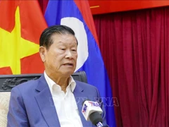 Ông Somsavath Lengsavad, nguyên Ủy viên Bộ Chính trị, nguyên Phó Thủ tướng Chính phủ Lào chia sẻ với phóng viên TTXVN tại Lào. (Ảnh: Xuân Tú/TTXVN)