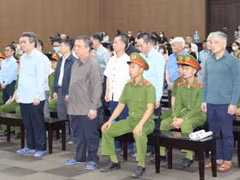 Các bị cáo nghe đại diện Viện Kiểm sát đề nghị mức án.