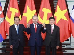 Các nhà lãnh đạo Việt Nam, Lào và Campuchia chụp ảnh chung vào tháng 2/2025. (Ảnh TTXVN)