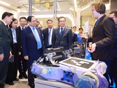 Thủ tướng Phạm Minh Chính xem sản phẩm nghiên cứu của sinh viên Đại học Nghiên cứu Công nghệ Quốc gia MISIS. Ảnh: TTXVN