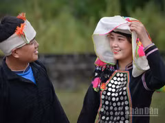 Trang phục cưới truyền thống của người Si La. 