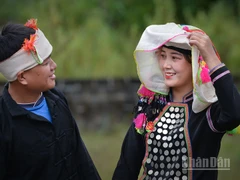 Trang phục cưới truyền thống của người Si La. 