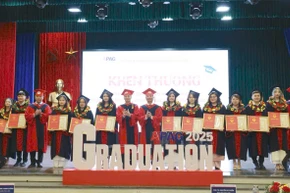 Sinh viên khóa 2021-2025 Học viện Hành chính và Quản trị công trong Lễ bế giảng và trao bằng tốt nghiệp.