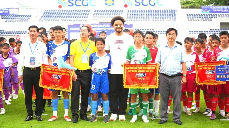 Tuyển thủ quốc gia Nguyễn Xuân Son tham dự lễ khai mạc.