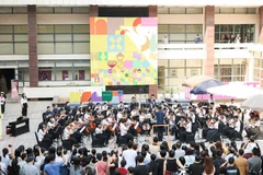 Khán giả xem một buổi biểu diễn tại Cung Thiếu nhi Hà Nội trong Lễ hội Thiết kế Sáng tạo năm 2024. (Ảnh: Giang Nam)