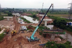 Thi công đường Vành đai 4-Vùng Thủ đô. (Ảnh: HUY HÙNG)