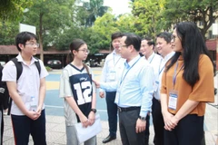 Giám đốc Sở Giáo dục và Đào tạo Hà Nội thăm hỏi, động viên các thí sinh dự thi vào lớp 10 tại điểm thi Trường trung học phổ thông Yên Hòa.