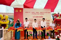 Các đại biểu cắt băng khánh thành công trình tôn tạo di tích lịch sử Đại điểm lưu niệm Chủ tịch Hồ Chí Minh tại nhà cụ Nguyễn Thị An (phường Phú Thượng, Hà Nội). (Ảnh: THẢO HƯƠNG)
