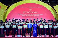 Đại diện các ban, bộ, ngành, đoàn thể trao Bằng khen tặng các thủ khoa xuất sắc của thành phố Hà Nội năm 2025.